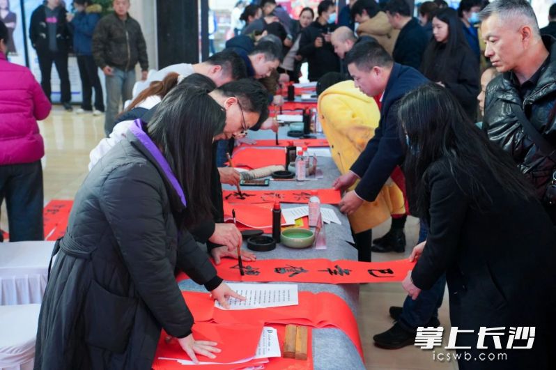 书法家书写春联现场之二。