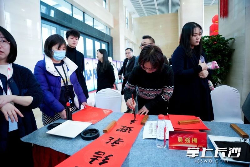 书法家书写春联现场之一。