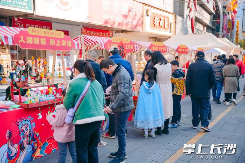 活动还邀请了非遗手艺人来现场摆摊。