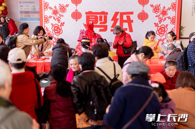 1月7日，“情暖腊八节 寻味非遗年”非遗宣传展示暨银发迎春纳福活动在长沙市老干部活动中心举行。 均为长沙非遗馆供图