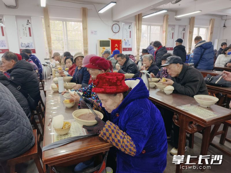 老人们在品尝腊八粥。 均为长沙晚报通讯员戴雨瑶摄