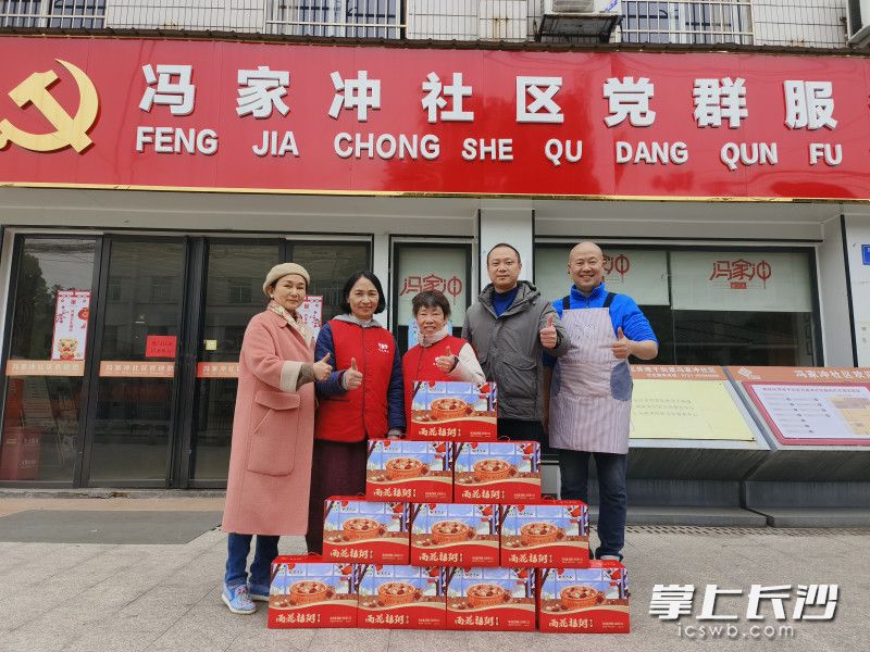 社区党员志愿者、专职雷锋志愿者、网格员们为辖区交警、环卫工人等户外工作者以及辖区困难群众送去腊八粥，传递节日的问候与关怀。
