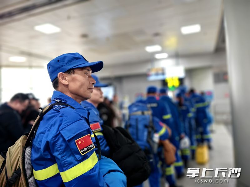 岳麓蓝天救援队迅速响应，派出10名应急救援队员赶赴西藏定日县执行地震救灾任务。 均为长沙晚报通讯员 桂生 供图