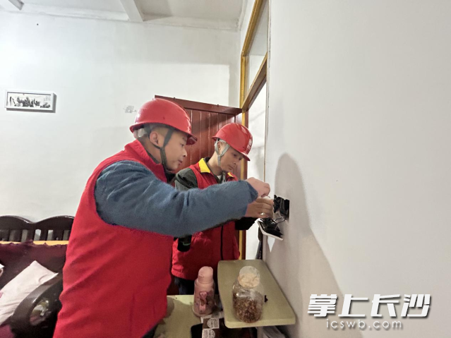 “电雷锋”志愿者深入居民家中开展隐患排查。