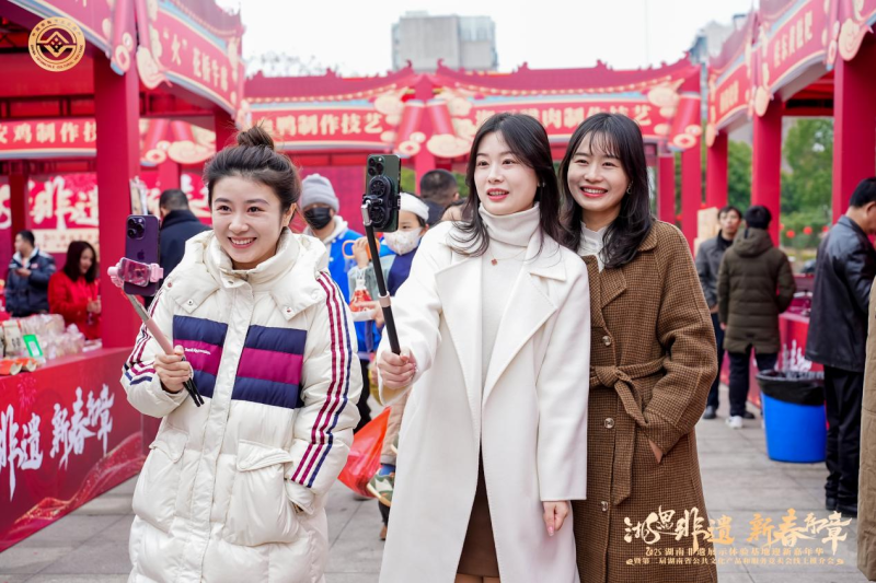 网红在活动现场“直播带看”。