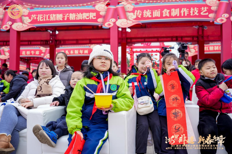 赶集市民。 均为省文化馆供图