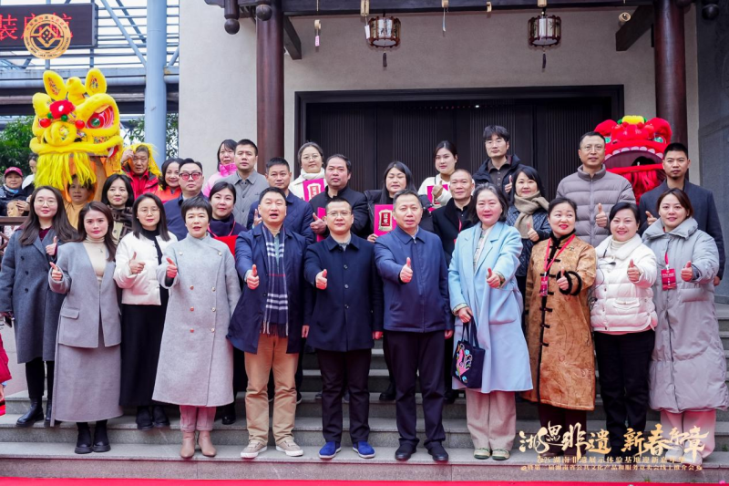 非遗传承人代表们在湖南非遗展示体验基地前合影。