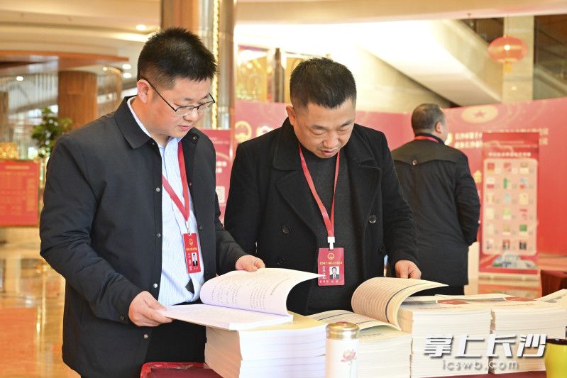 在驻地宾馆现场还设立了图书角，为参会代表、工作人员提供文化“充电”服务。