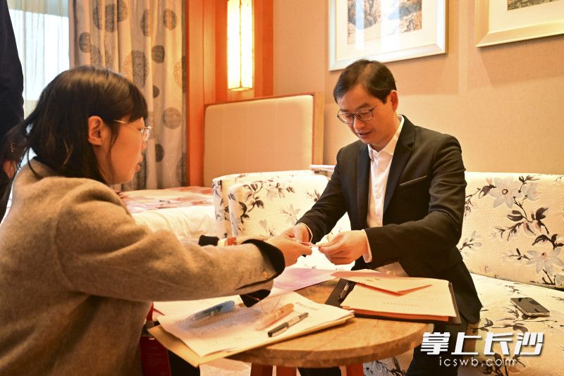 今天上午，出席长沙市第十六届人民代表大会第五次会议的代表们，陆续抵达代表团驻地，向大会报到。 均为长沙晚报全媒体记者 余劭劼 摄