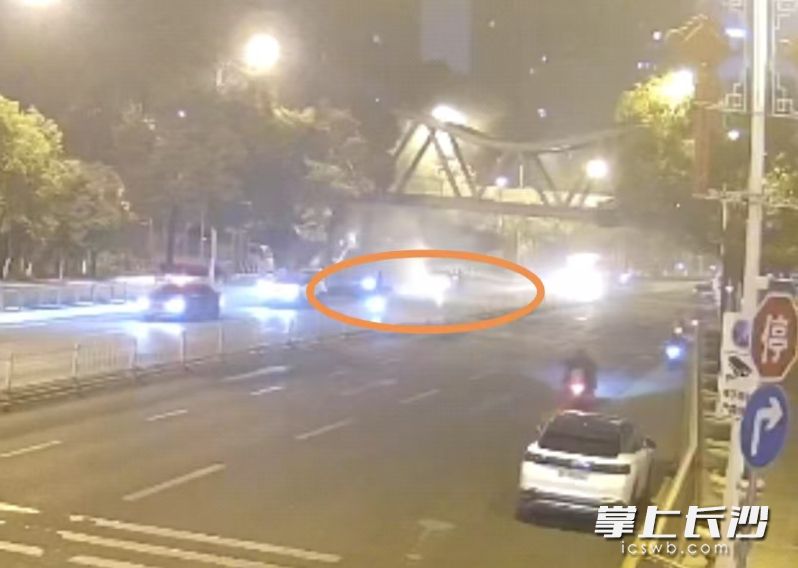 车辆自燃的事故现场。长沙晚报通讯员 杨哲 供图