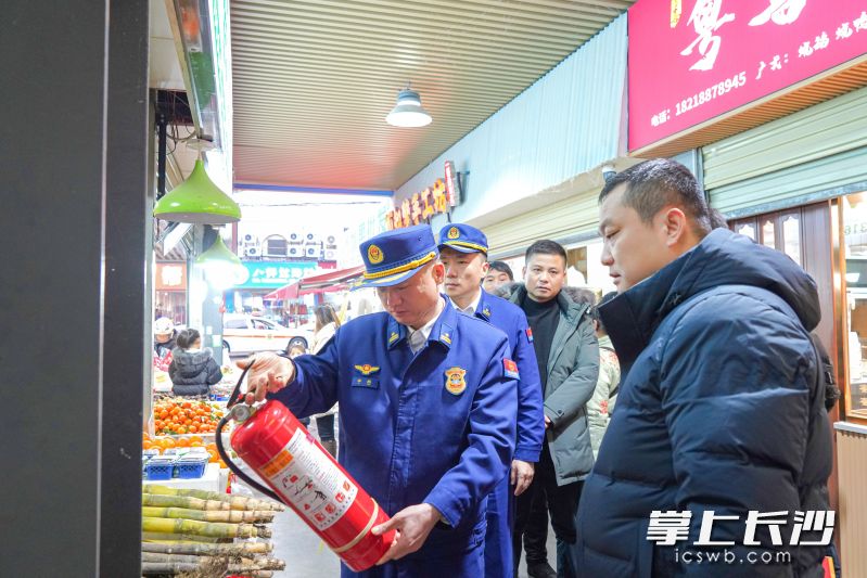 岳麓消防在农贸市场开展消防安全专项检查。 长沙晚报通讯员 刘雅莉 摄