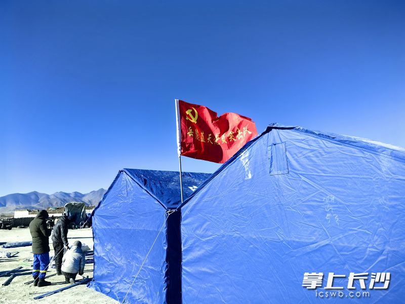 岳麓蓝天党员突击队队旗飘扬在抗震救灾一线。