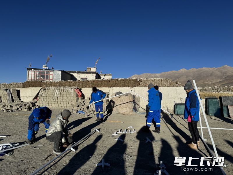 岳麓蓝天救援队今天深入震中长所乡抗震救灾。 均为长沙晚报通讯员桂生供图