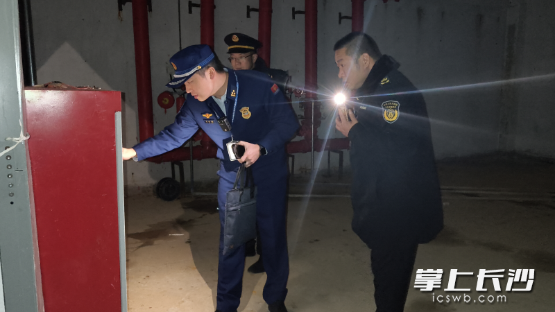 宁乡消防在进行安全检查。 长沙晚报通讯员 方圆 摄