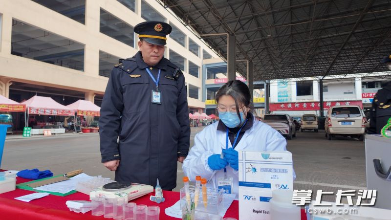 检测人员在进行抽样食品预处理。长沙晚报全媒体记者  周辉霞 摄