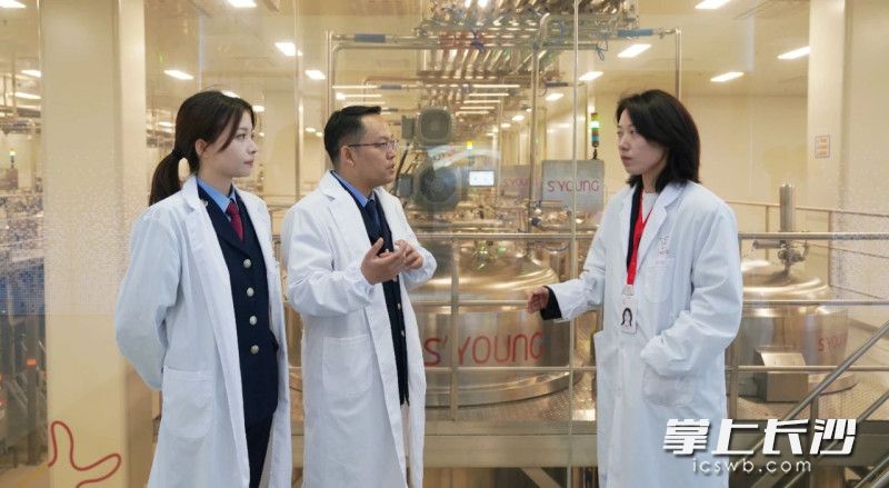 新区税务部门送政策进企业。