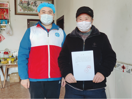 爱尔眼库及中南大学湘雅医学院的工作人员在肖建灵的家中，与肖建灵的丈夫（右）合影留念。通讯员供图