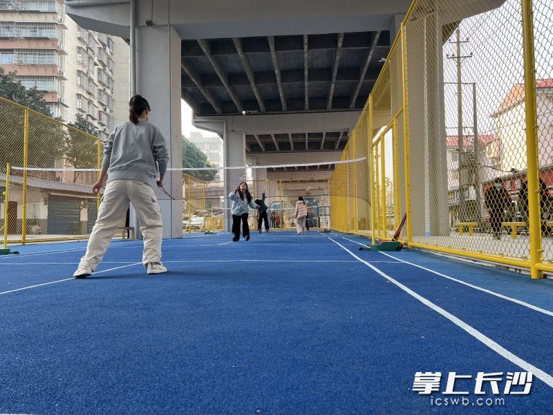 东风路立交桥下空间被改造成运动公园，市民挥拍健身。 长沙晚报全媒体记者 李卓 摄