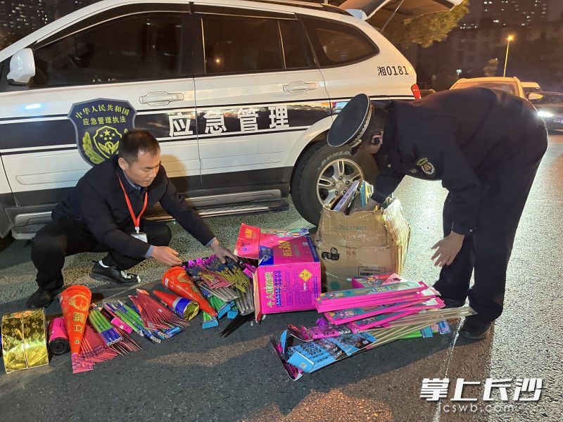 雨花区开展流动摊贩售卖烟花爆竹和违规燃放执法行动。 均为长沙晚报通讯员高兴摄