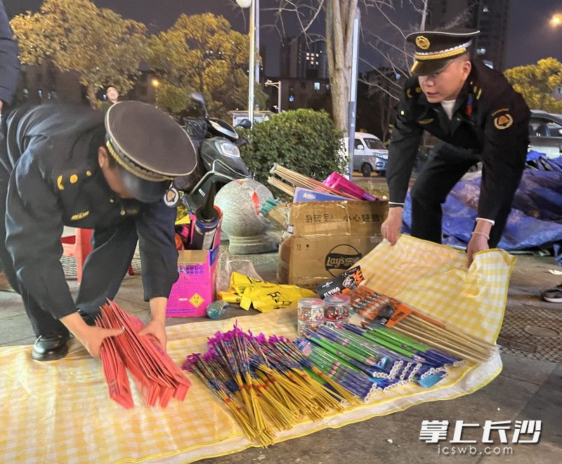 执法人员以农贸市场、小型超市、便利店等可能非法储存、销售烟花爆竹的区域为重点，开展全面排查和清查整治。