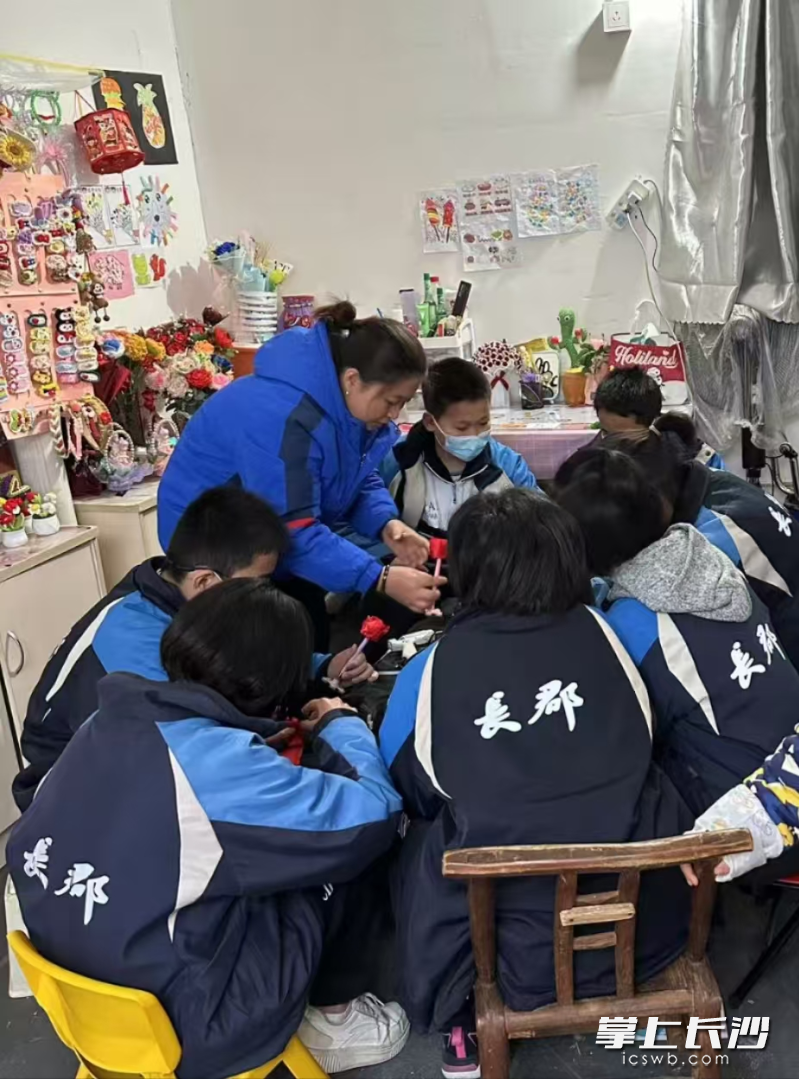 同学们与志愿者老师一起制作手工,积极参与基地的手工创业项目。 同学们与志愿者老师一起制作手工,积极参与基地的手工创业项目。