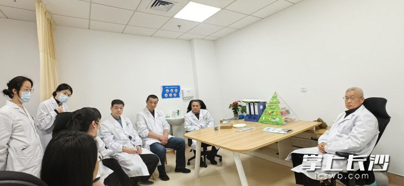 中南大学湘雅三医院减重代谢外科主任医师朱晒红教授（右一）在组织多学科“瘦身专家团”研讨患者的治疗方案。长沙晚报全媒体记者 杨蔚然 摄