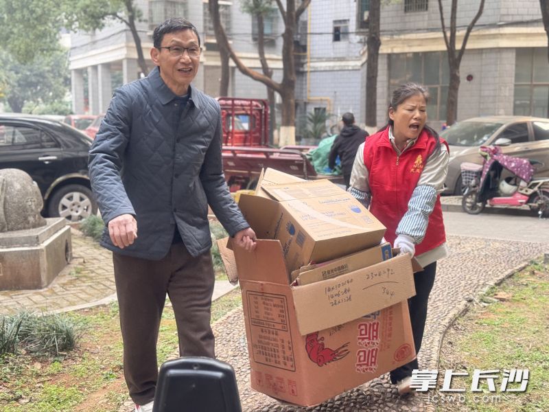 居民将可回收物源源不断送来。长沙晚报全媒体记者颜家文 摄