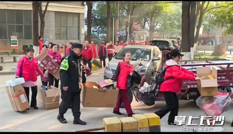 义捐日，志愿者收集可回收物并帮助打包装车。