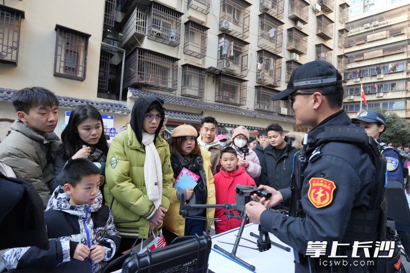 警察给市民朋友进行装备展示。