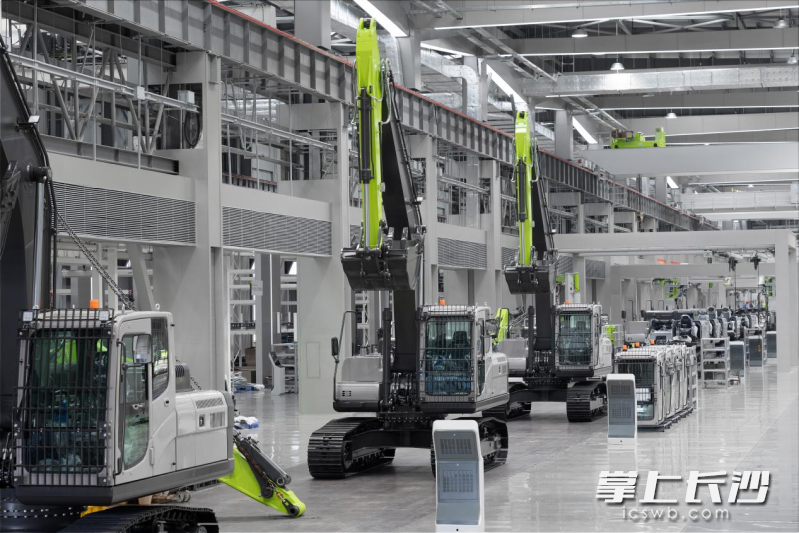 中联重科挖掘机智能工厂部分场景。 长沙晚报通讯员 李家宇 供图