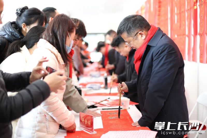 书法家挥毫泼墨写春联。