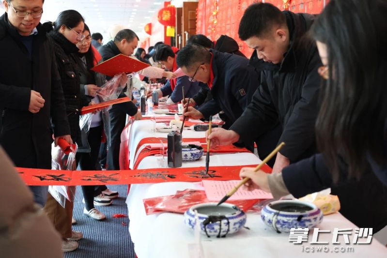 书法家写春联、送祝福之一。