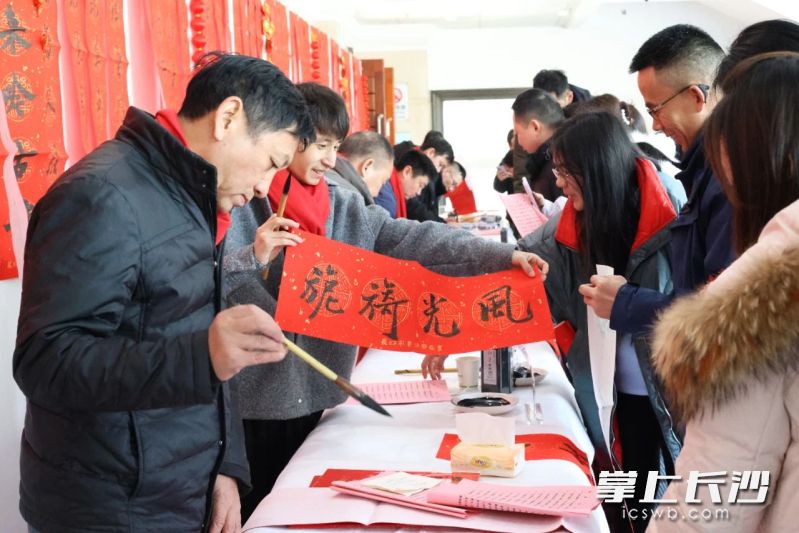 书法家写春联、送祝福之二。