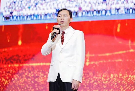 商会主席黄志明发表讲话