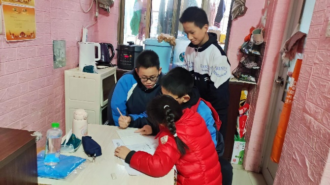 同学们与脑瘫儿童在一起。