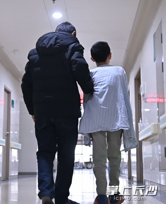 彭前俊在父亲的陪伴下在医院接采治疗。均为道吾中学 供图