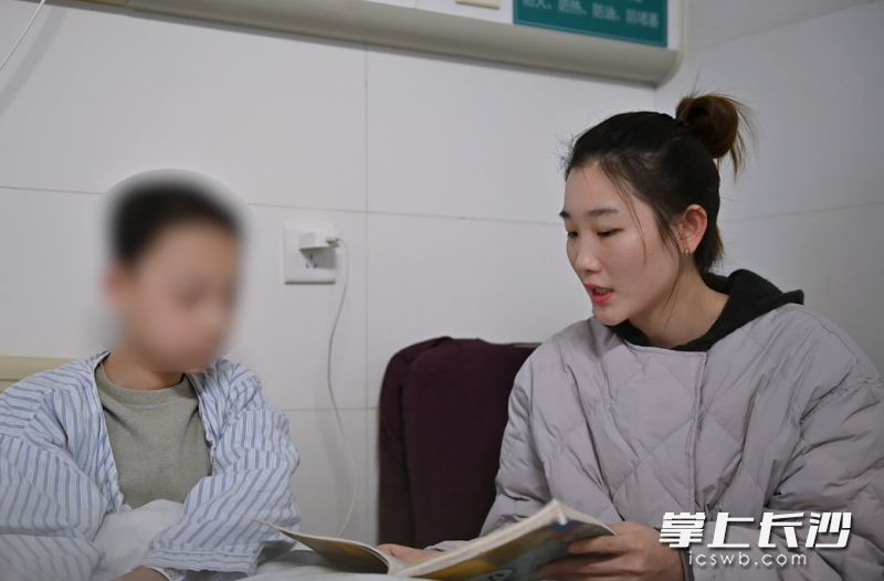 老师李悉妮在病房里为想读书的彭前俊补课。