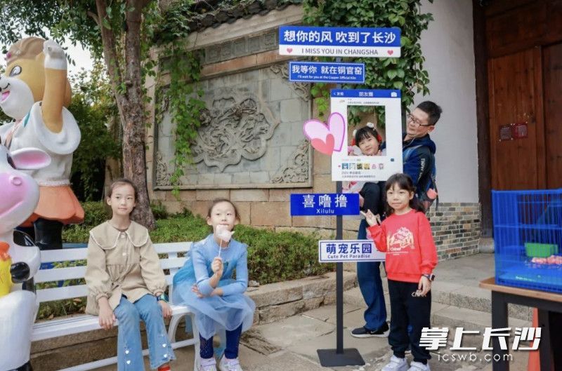 孩子们在铜官窑国风乐园打卡。均由园区 供图