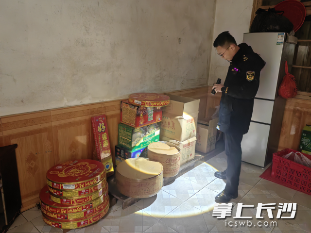 检查发现非法存储销售烟花爆竹现场。长沙晚报通讯员 吕静供图