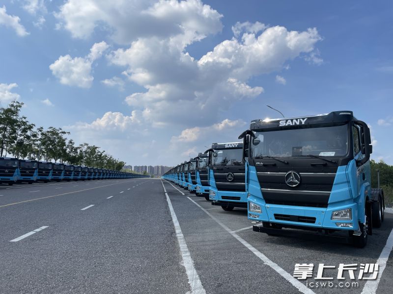 三一重卡产业园内，新能源重卡整齐排列。长沙晚报全媒体记者 朱泽寰 摄