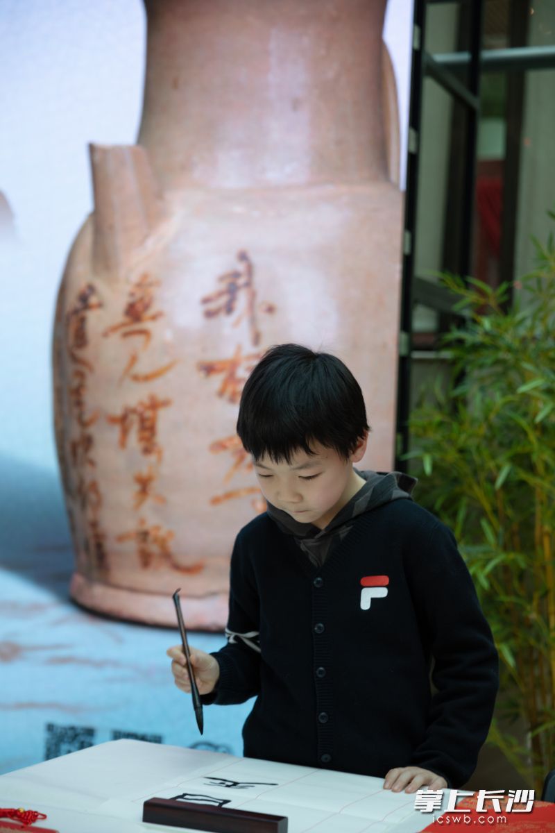 小小书法家挥毫泼墨。