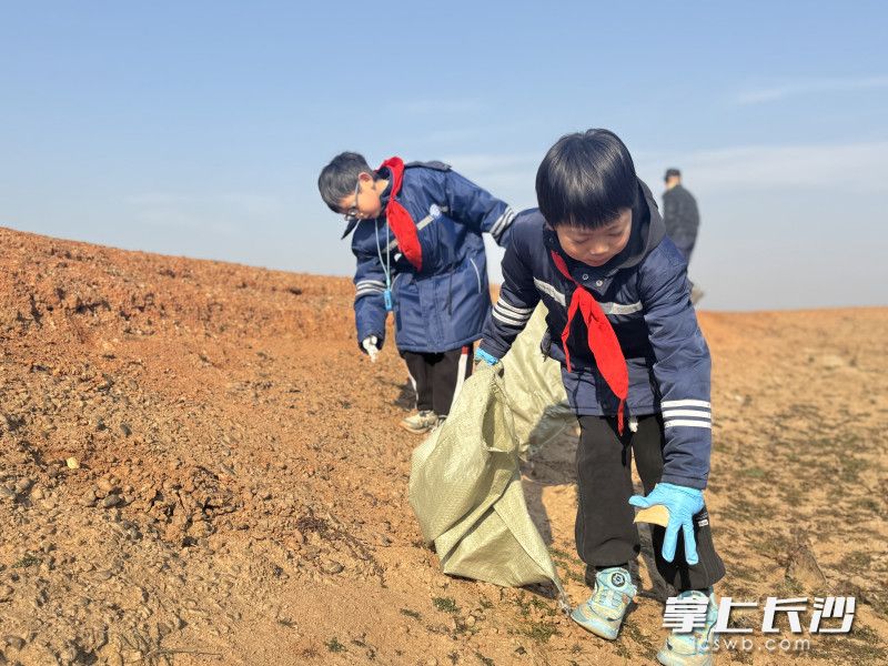 守护一江碧水，争做河小青。