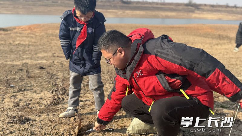 家长们身体力行和孩子一起做公益。