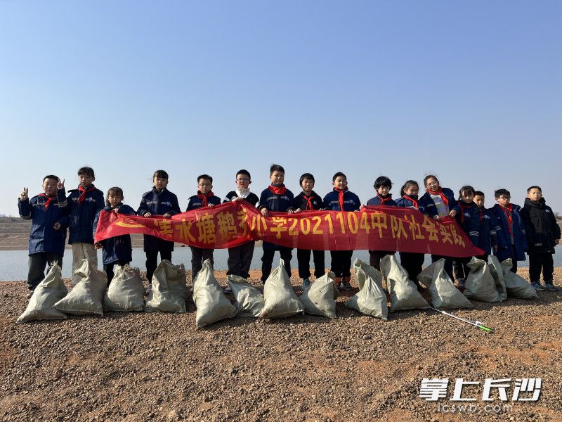 大家用实际行动守护了河滩环境。