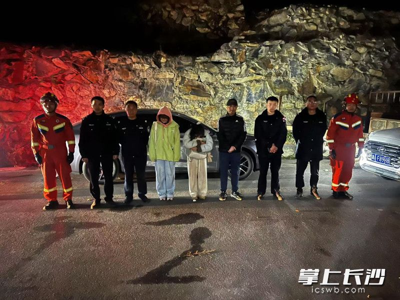 历经4个小时，两名女性探险被困人员成功得救。 长沙晚报通讯员 王文亮 摄