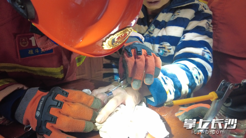 戒指卡住男子中指，消防员帮忙取下。 长沙晚报通讯员 张佳欣 摄
