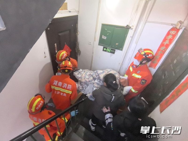 消防员将患病老人紧急转运送医。 长沙晚报通讯员 阮鹏霖 摄