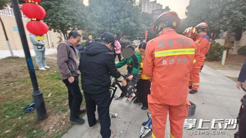 小男孩脚卡自行车，消防帮助解脱。 长沙晚报通讯员 柳成彦 摄