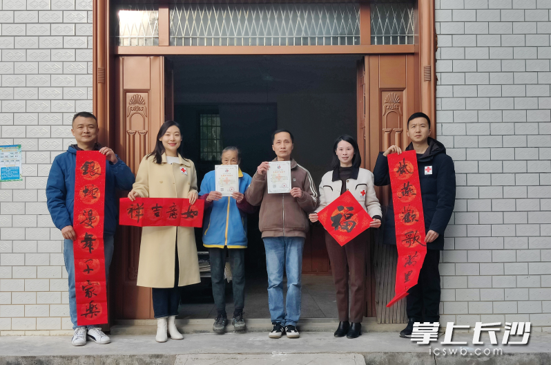 湖南省红十字会人体器官捐献管理中心及长沙爱尔眼库工作人员一行，走访慰问眼角膜捐献家庭，提前送去新春祝福。均为长沙晚报通讯员 杨丽红 供图