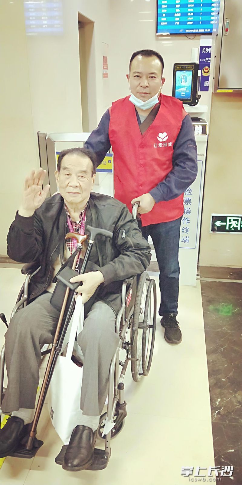 唐美平在从事志愿活动。
